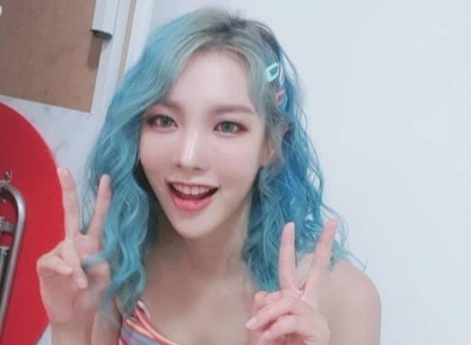 Nu nghe si Han bi camera quay lai canh an cap ao khoac hinh anh