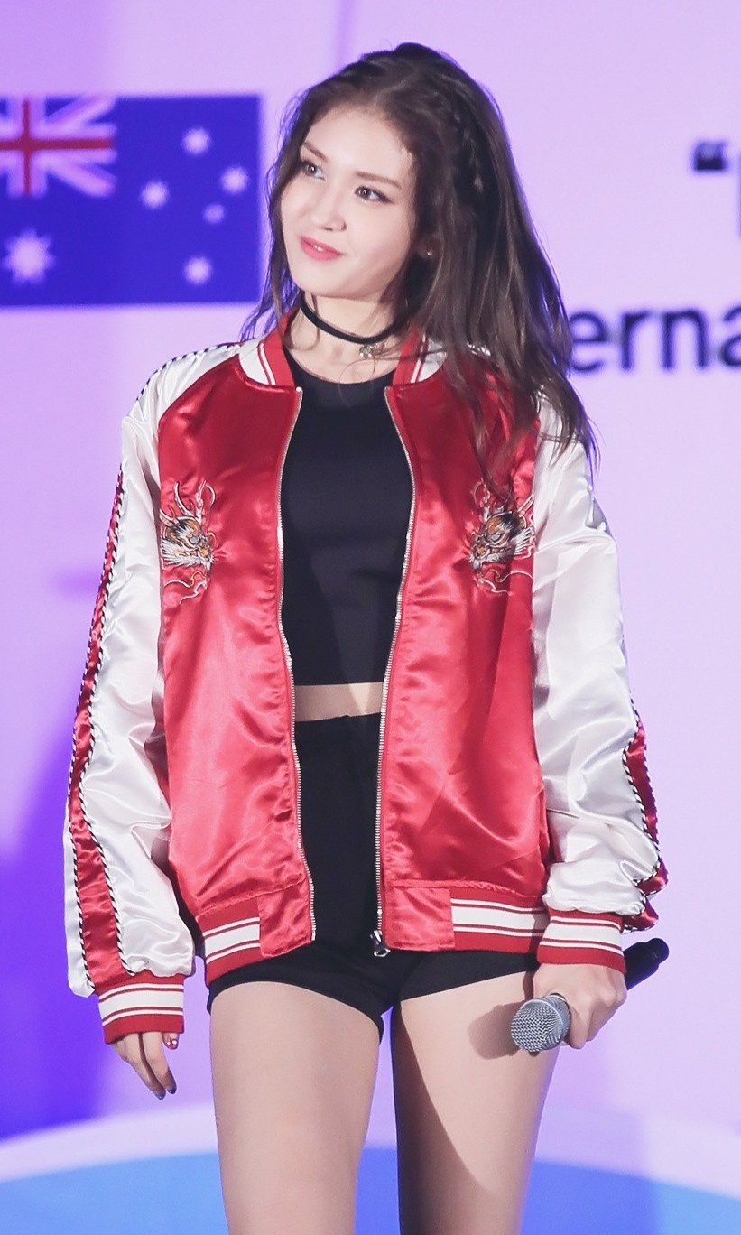 Somi va Dahyun dung hang anh 6