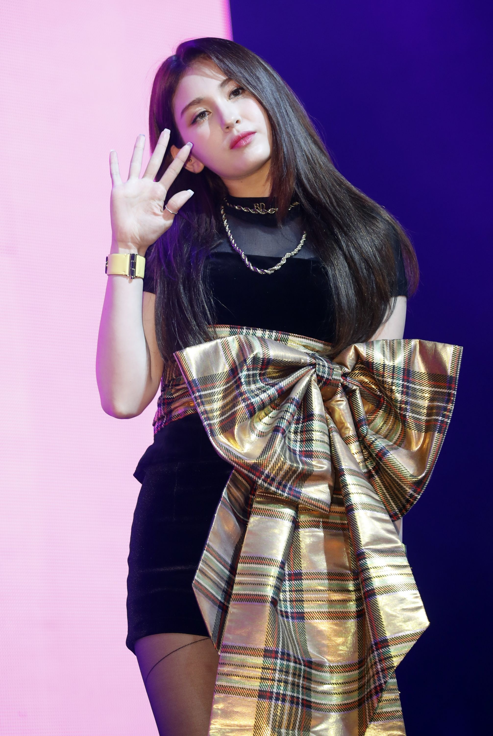 Somi va Dahyun dung hang anh 8