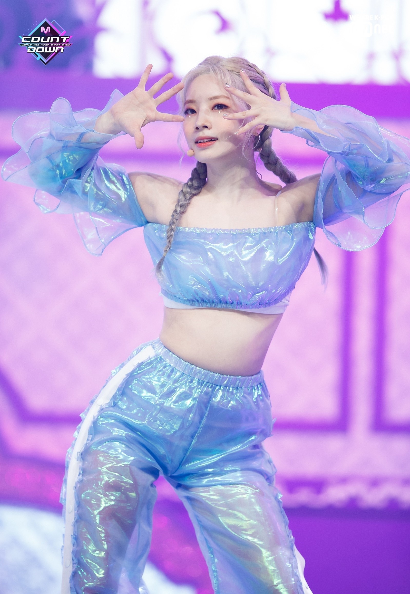 Somi va Dahyun dung hang anh 5