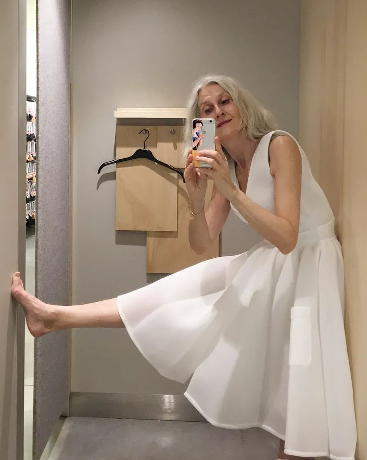 cu ba u60 dien bikini anh 1