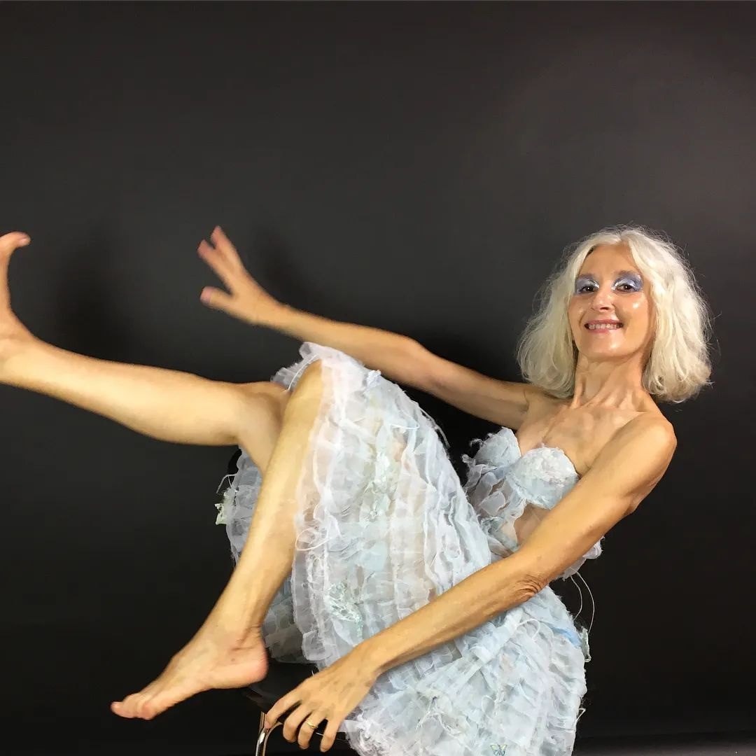 cu ba u60 dien bikini anh 8