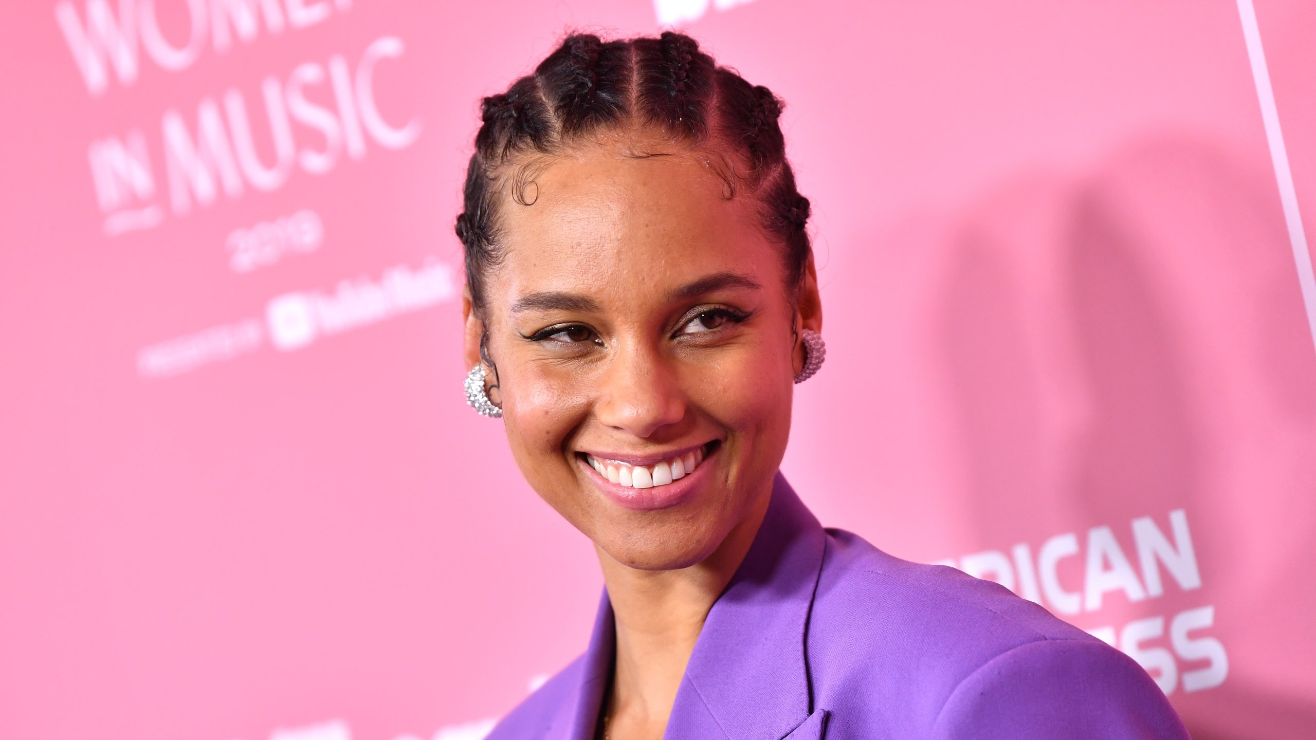 alicia keys bị ném đá ảnh 1 alicia keys bi nem da anh 1