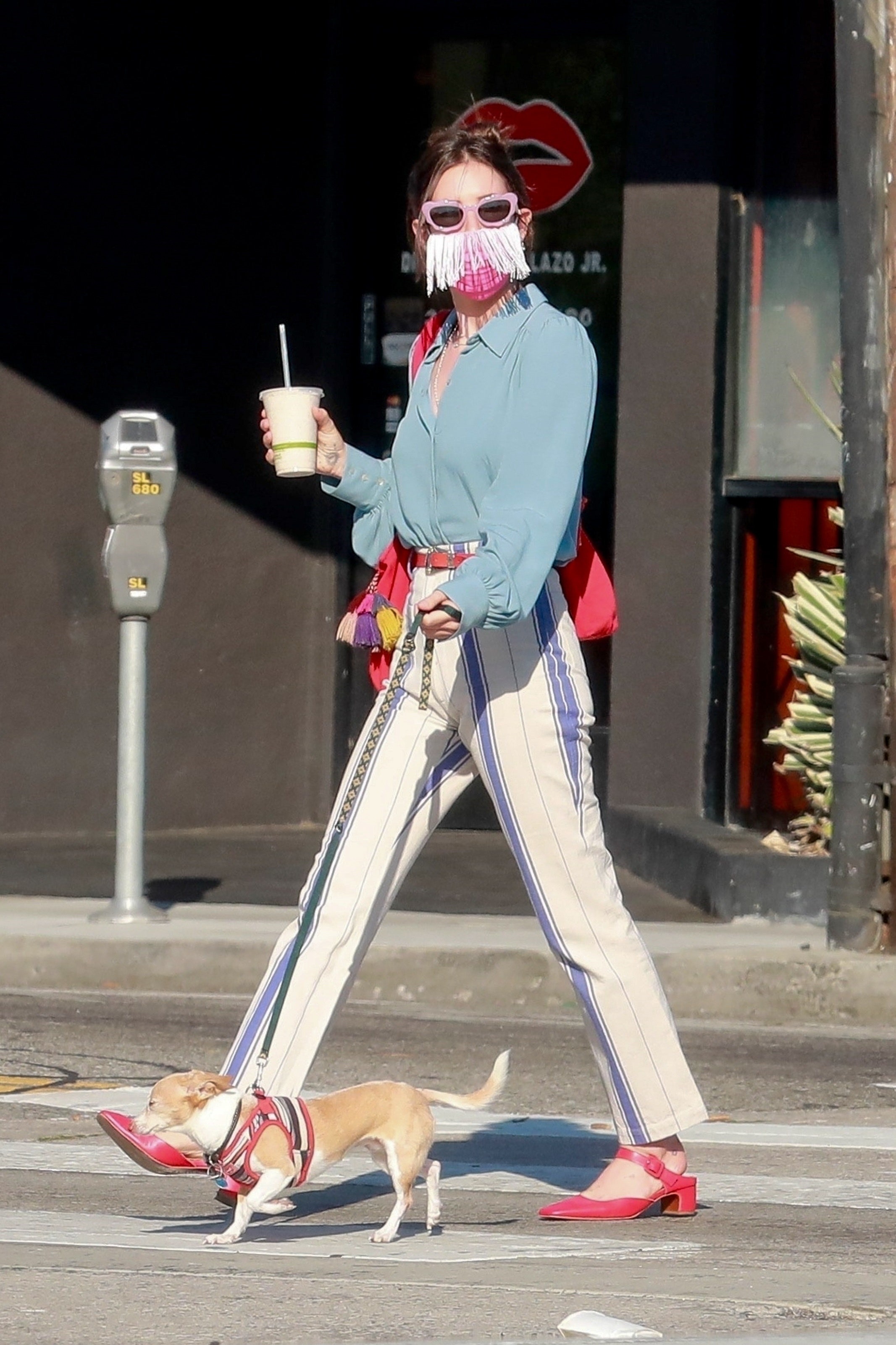 sao hollywood deo khau trang anh 2