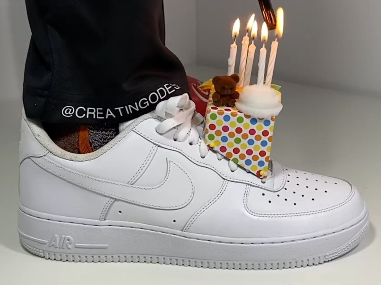 Nha thiet ke dung nen, banh my trang tri giay Nike trang hinh anh