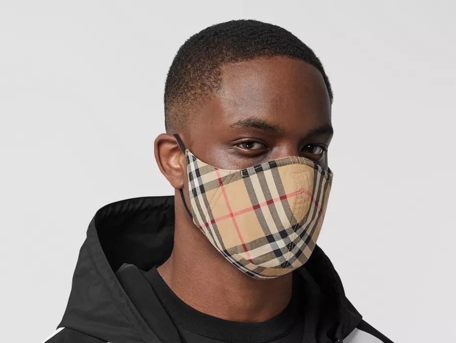 Burberry la hang dau tien ban khau trang cao cap hinh anh