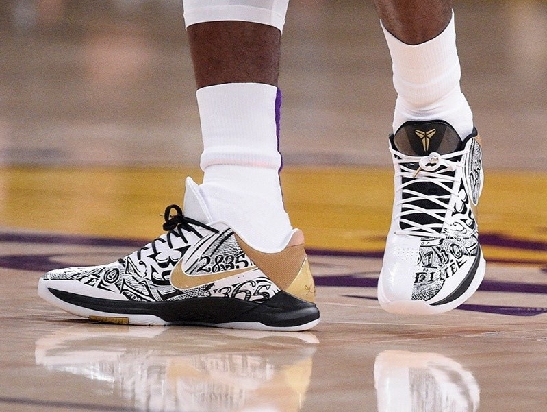 Nike ban giay, ao thi dau ton vinh Kobe Bryant hinh anh