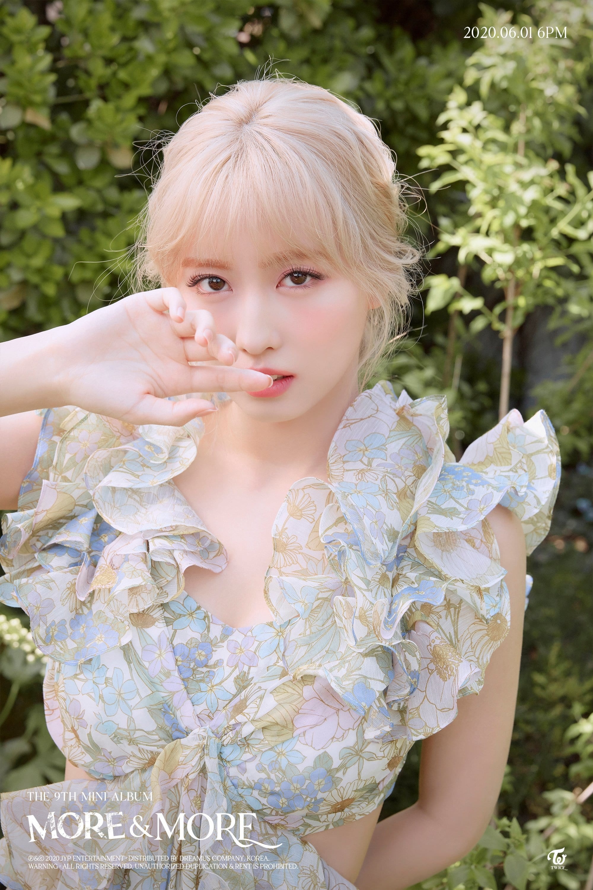 rosé và momo diện đồ giống nhau ảnh 2 rose va momo dien do giong nhau anh 2