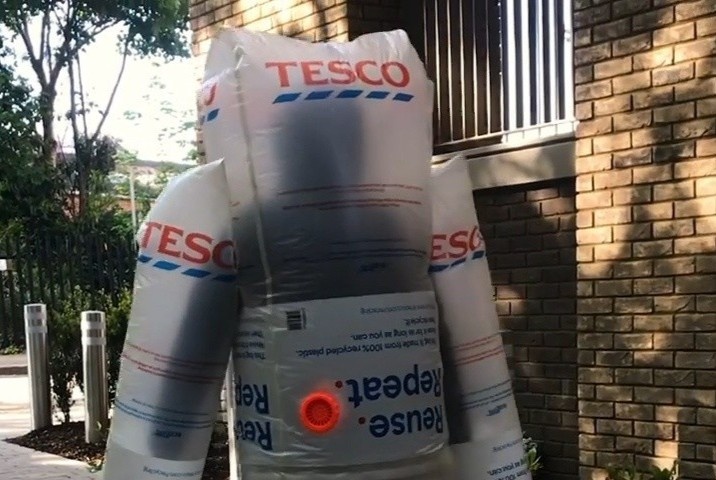 Chang trai Han Quoc lam quan ao tu tui nhua hinh anh