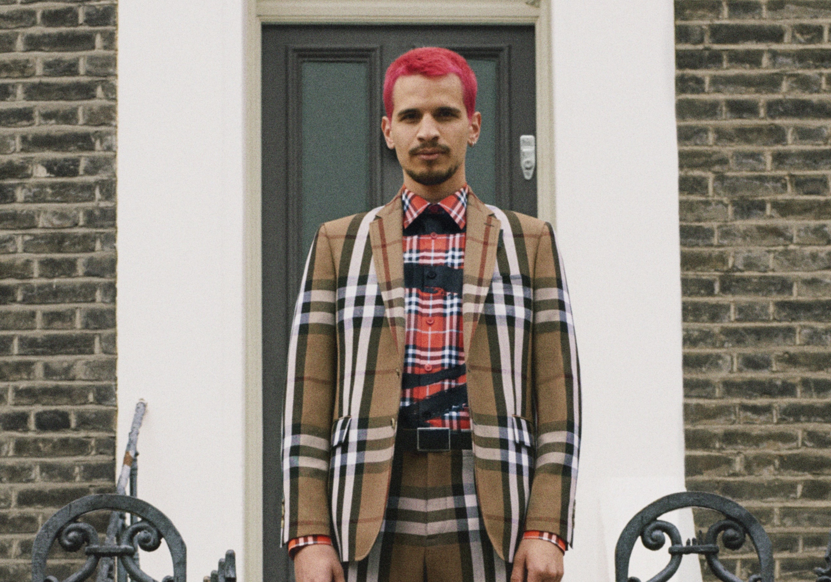 Gucci, Burberry tan dung nhan vien lam nguoi mau hinh anh