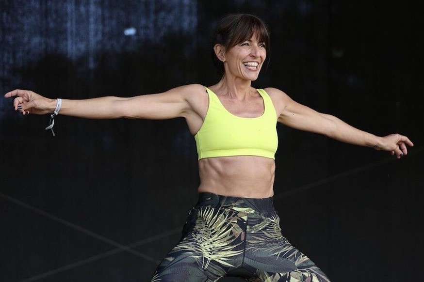 Nu MC co co bung san chac o tuoi 52 hinh anh