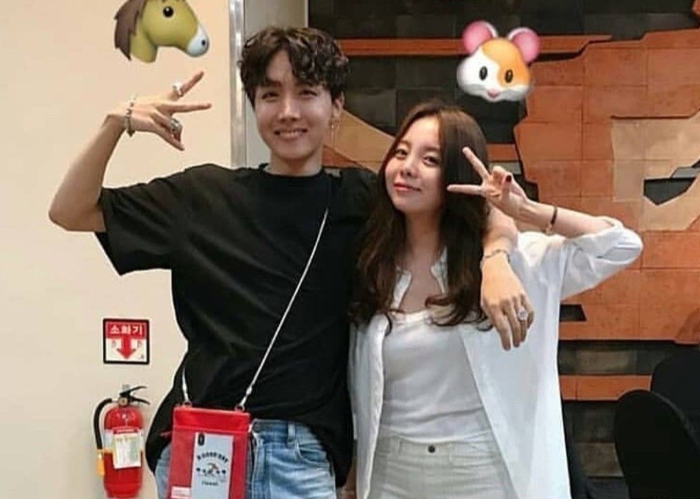 Chi gai J-Hope (BTS) an mac sanh dieu hinh anh