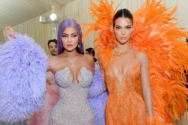 Chi em Jenner nhieu lan trang diem giong nhau hinh anh