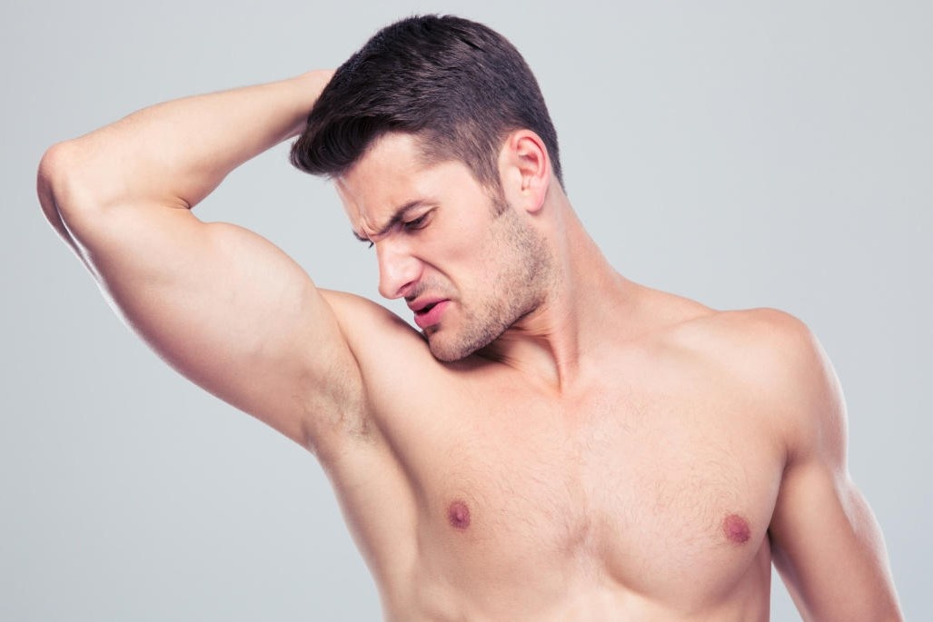 7 cach khac phuc mui co the tai nha hinh anh