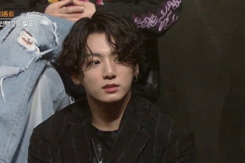 Nho Jungkook, bo quan ao Balenciaga duoc mua het hinh anh