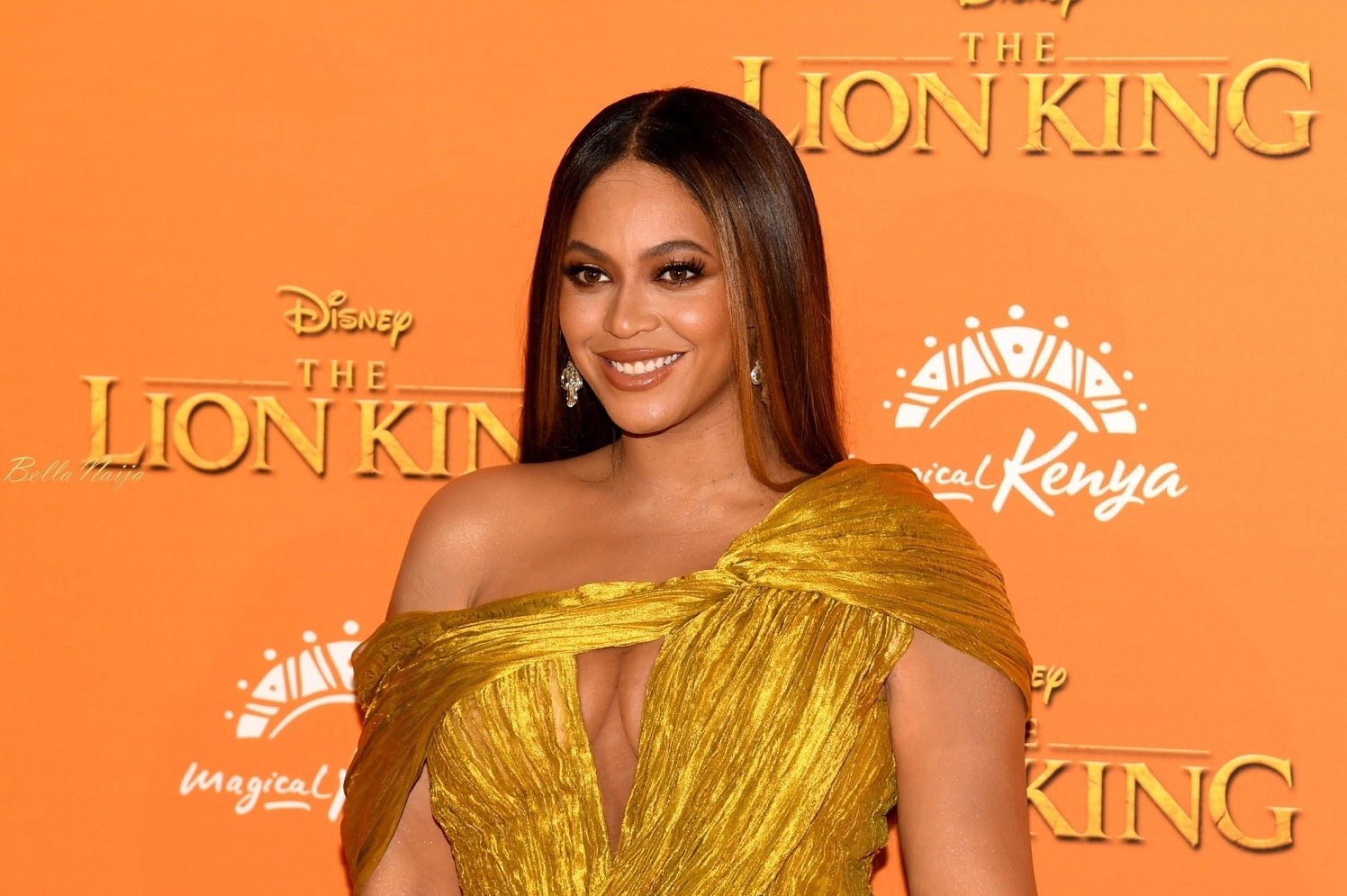 Beyonce thich mac vay cup nguc, bo sat tren tham do hinh anh