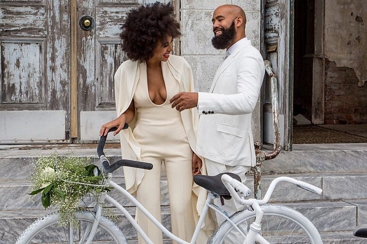 8 chiec vay cuoi doc la cua nguoi noi tieng hinh anh