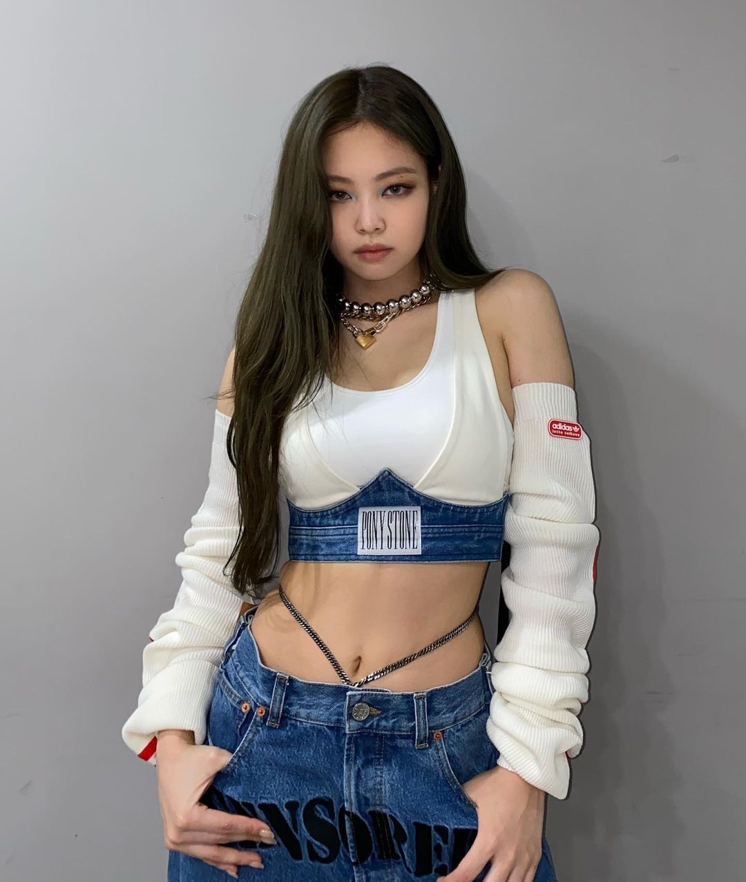 jennie lang xe ao khoet co anh 8