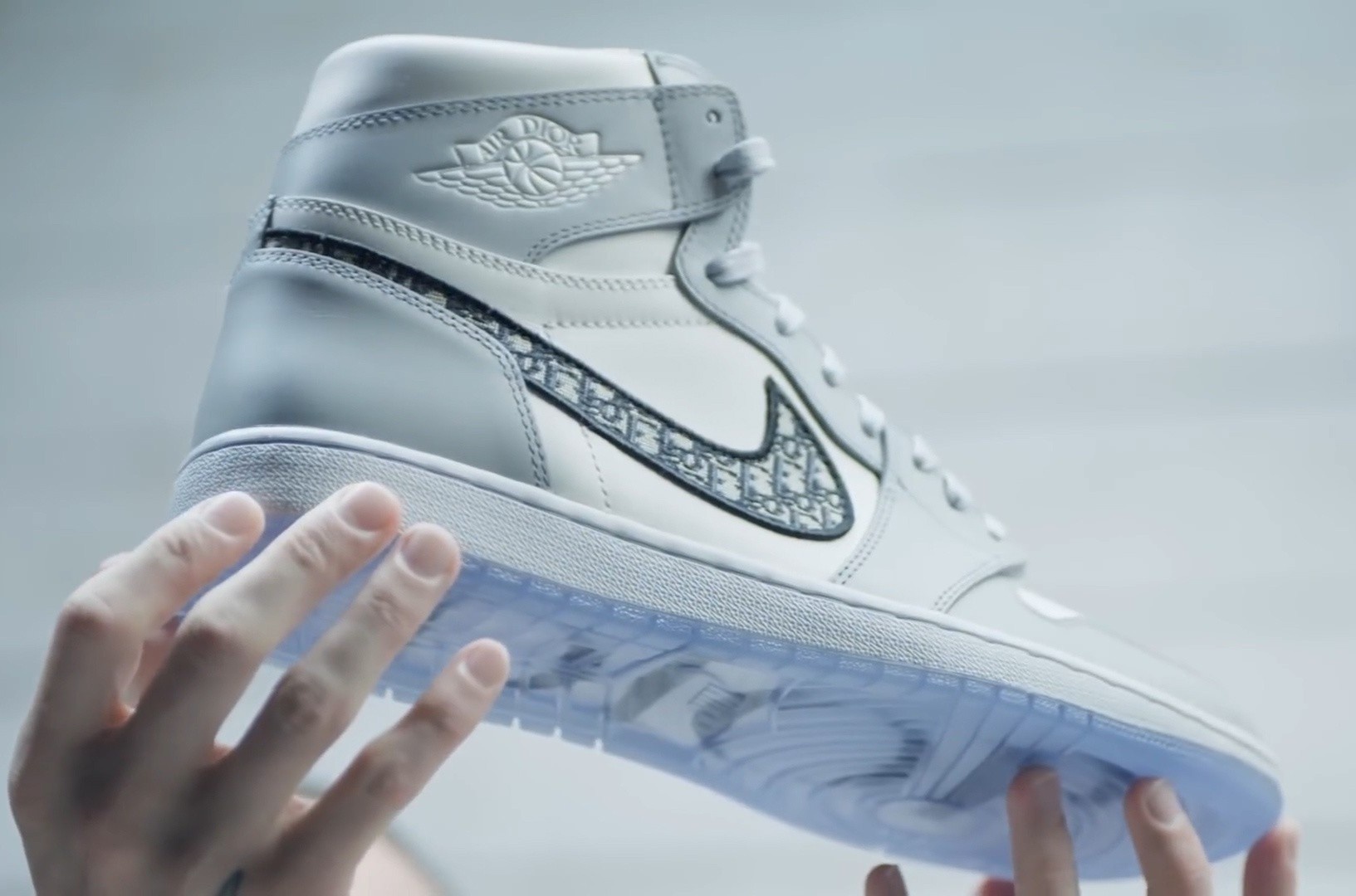 Giay Nike Dior gia hon 2.000 USD duoc tao ra the nao? hinh anh