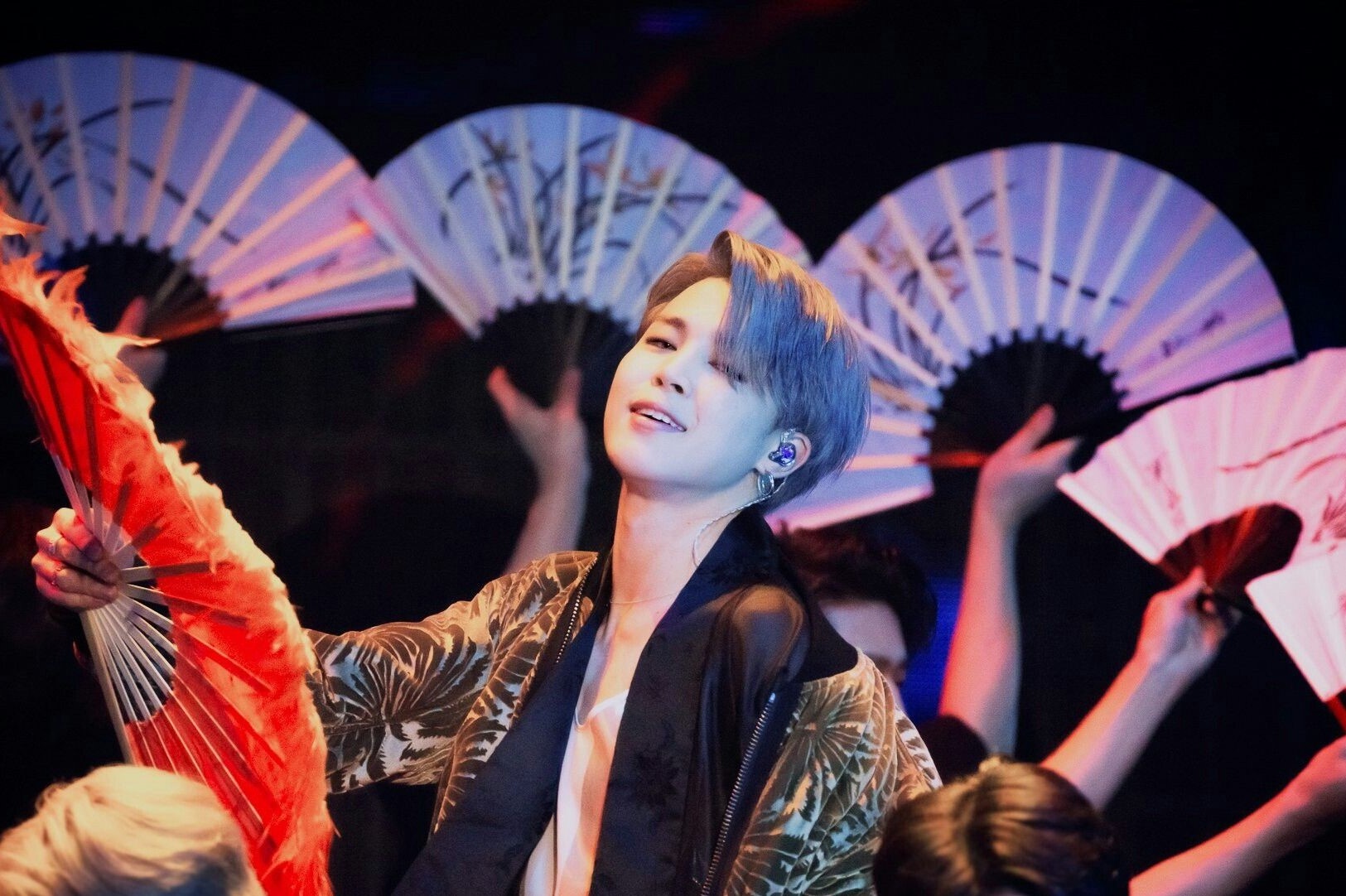 BTS duoc khen khi nhieu lan mac hanbok len san khau hinh anh