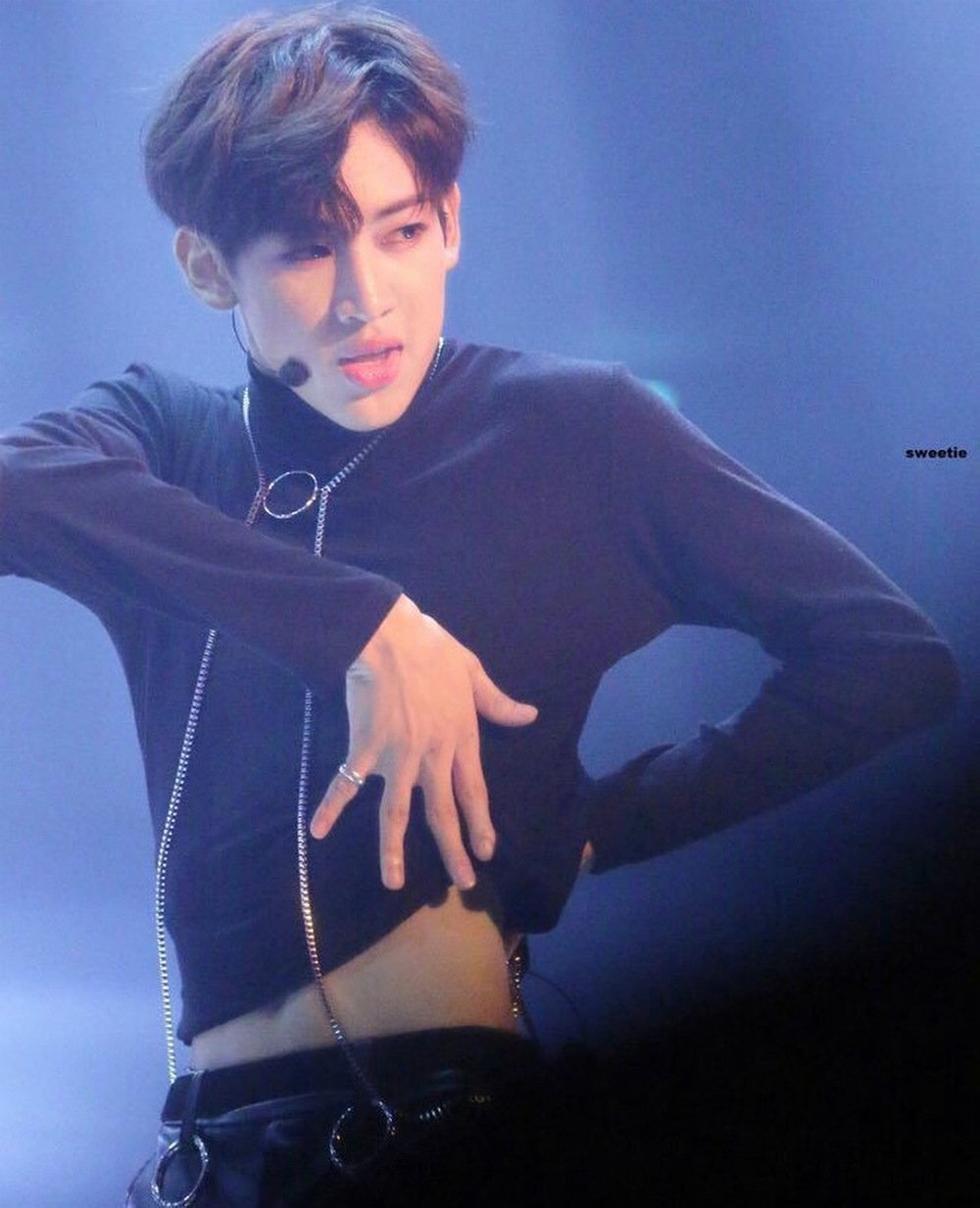 sao nam Hàn mặc crop top ảnh 2 sao nam Han mac crop top anh 2