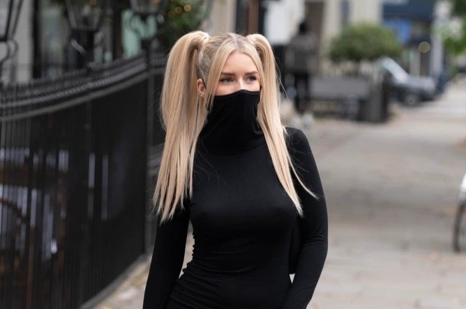 Chiec vay lien khau trang duoc ban het trong vong 24 gio hinh anh