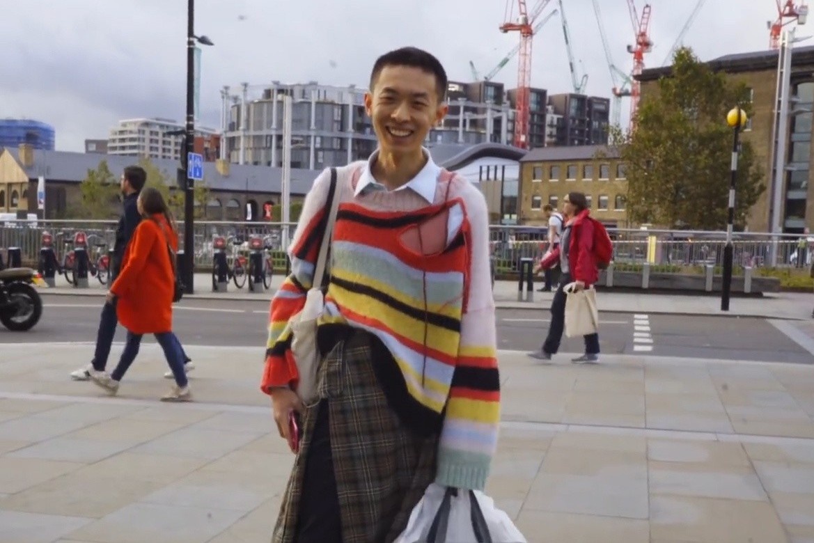 Boc gia trang phuc sinh vien Anh mac den truong hinh anh