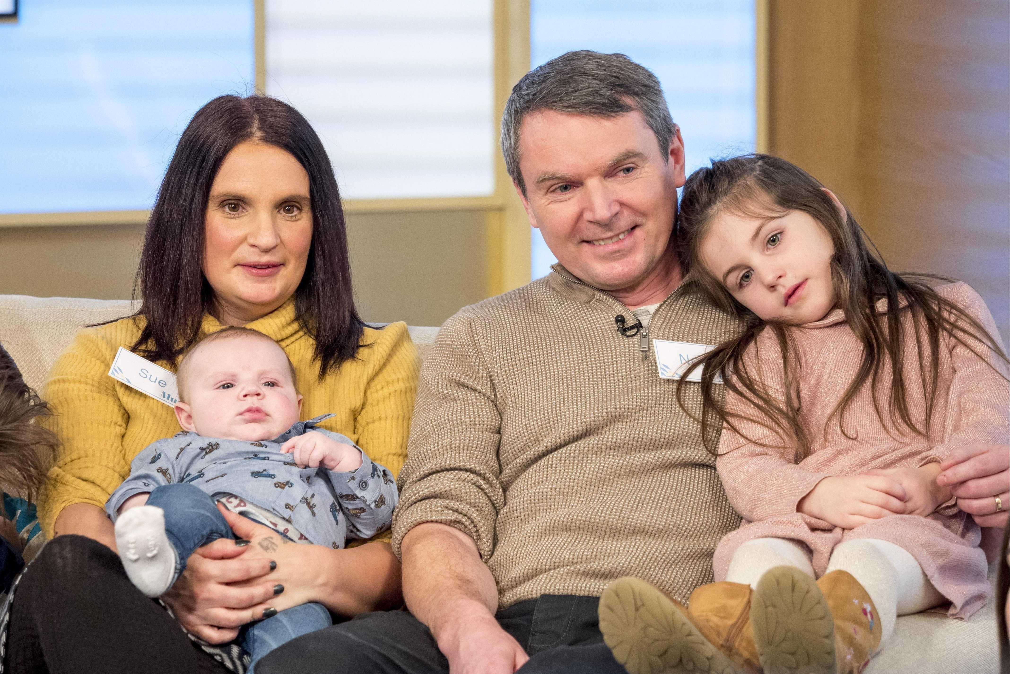 Cach gia dinh dong con nhat nuoc Anh mua quan ao hinh anh