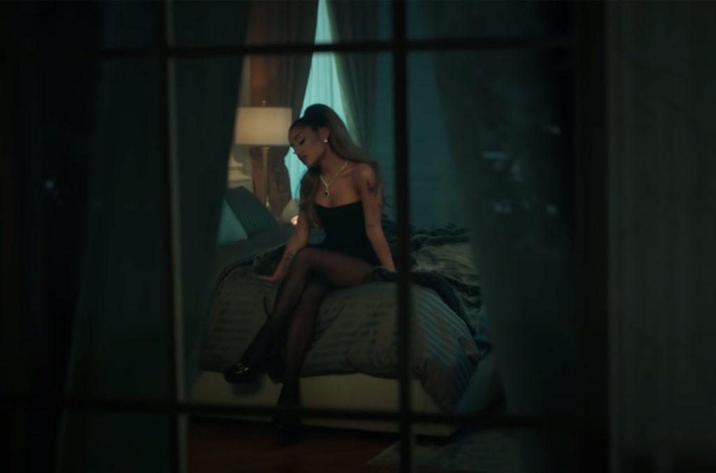 ariana grande positions trang phục ảnh 6 ariana grande positions trang phuc anh 6