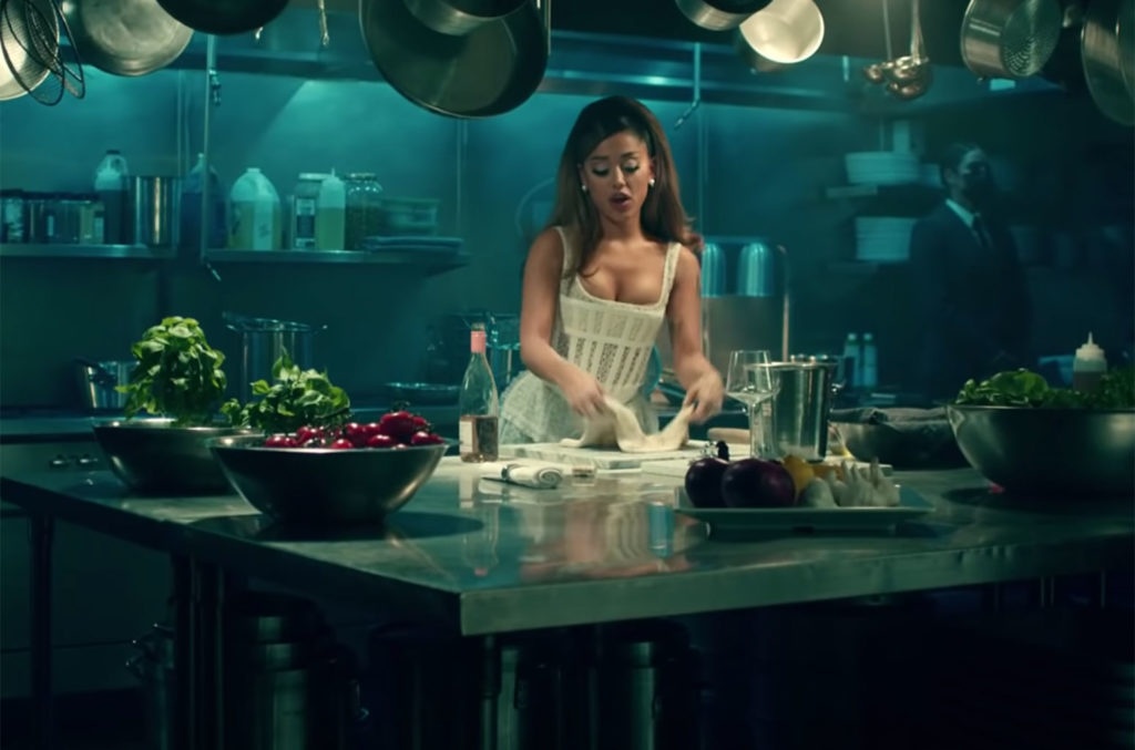 ariana grande positions trang phục ảnh 2 ariana grande positions trang phuc anh 2