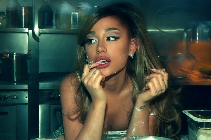 Ariana Grande deo khuyen tai nghin USD trong MV moi hinh anh