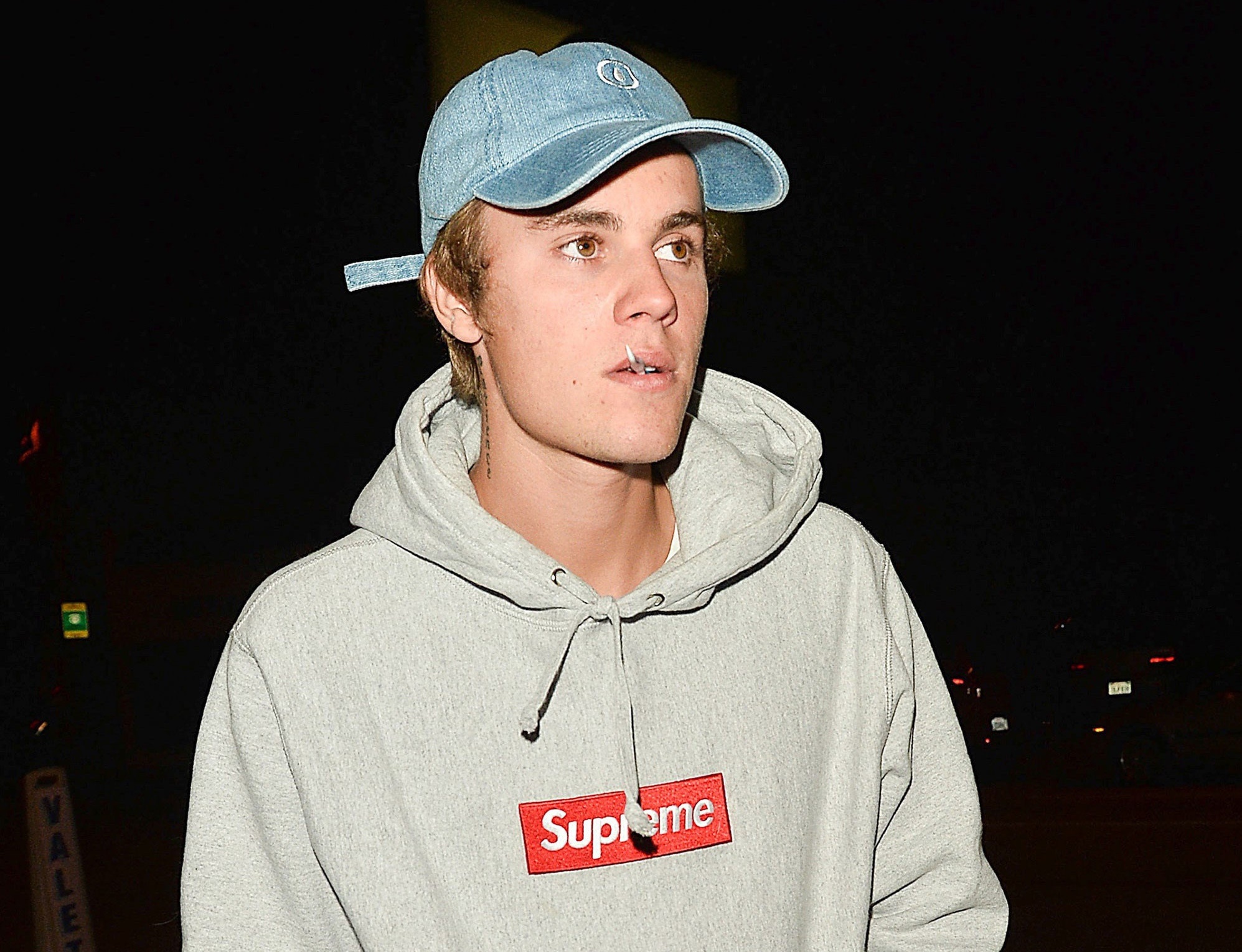 Cach nhan biet ao Supreme nghin USD that va gia hinh anh