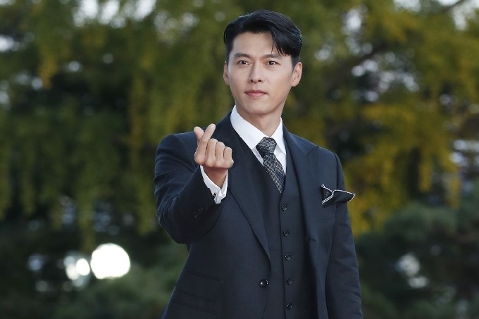 Hyun Bin duoc khen du mac suit don gian hinh anh