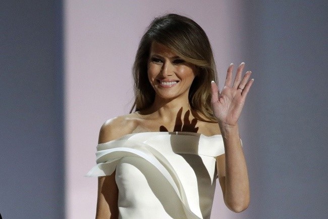 Ba Melania Trump dien nhieu vay, giay cao got dat do hinh anh
