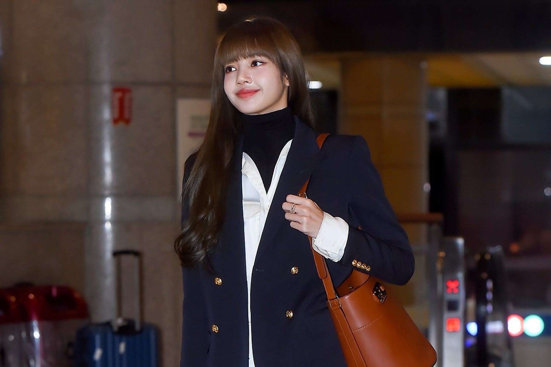 Lisa va nhieu sao thich mac quan jeans ong loe hinh anh