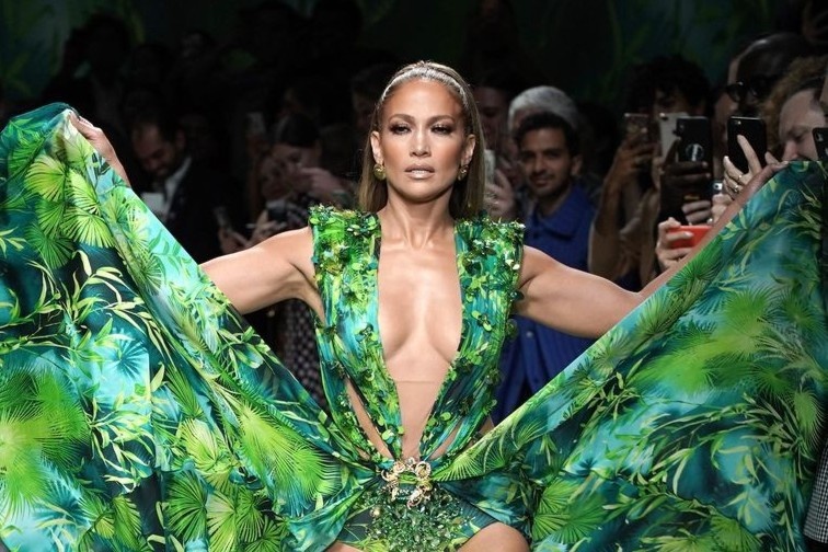 Dan sao Hollywood mac vay xe nguc giong Jennifer Lopez hinh anh