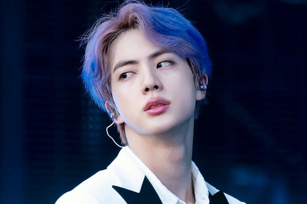 Jin (BTS) tu nhuom toc tim tai nha hinh anh