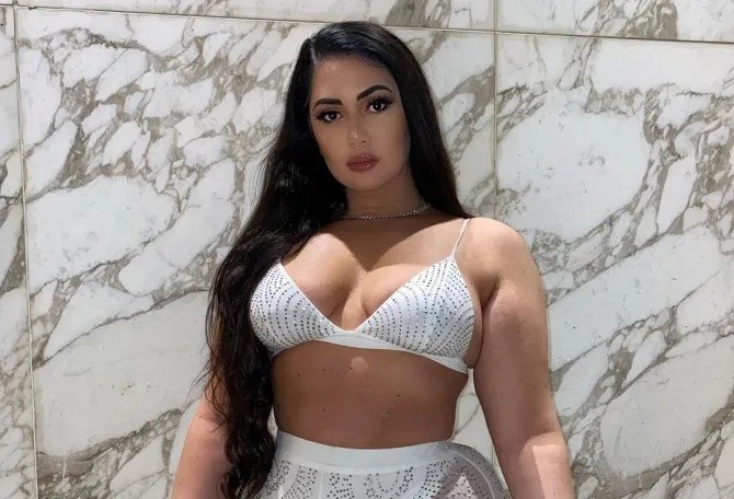 Nguoi mau ngoai co thich an mac giong het Kim Kardashian hinh anh