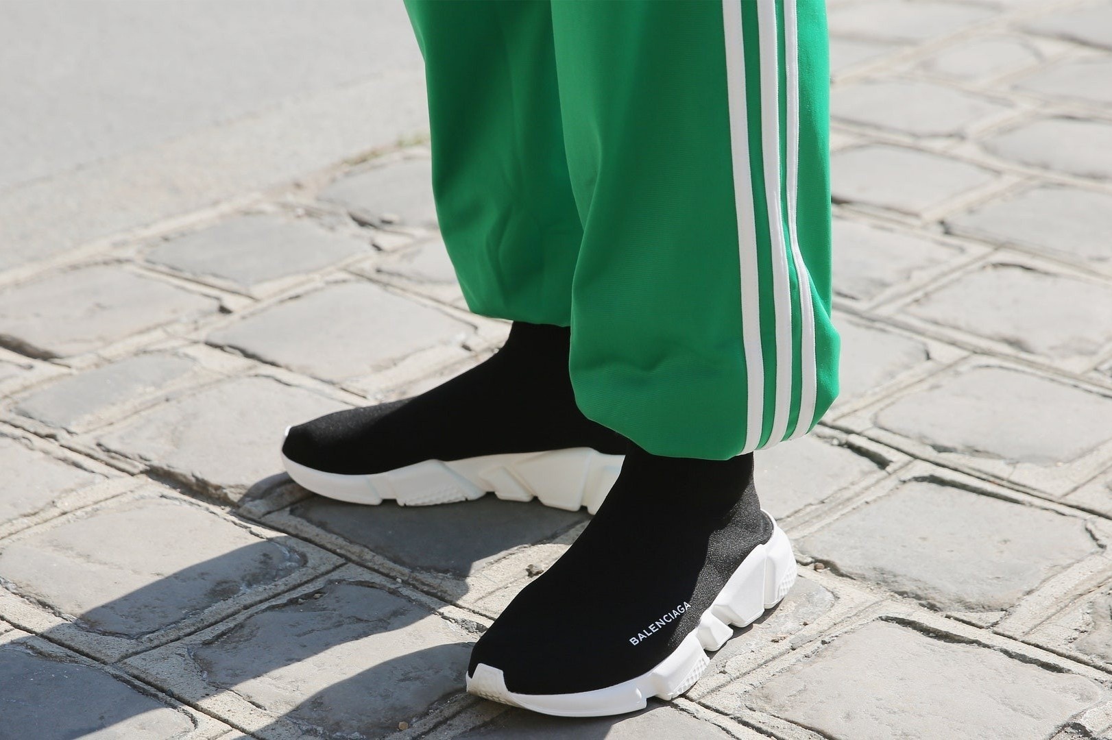 Cach phan biet giay Balenciaga, tui Louis Vuitton that va gia hinh anh