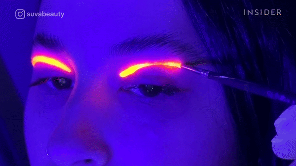 Ke mat phat sang duoi anh den UV hinh anh