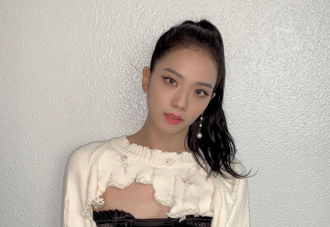 Jisoo va dan sao Han thich deo trang suc ngoc trai hinh anh
