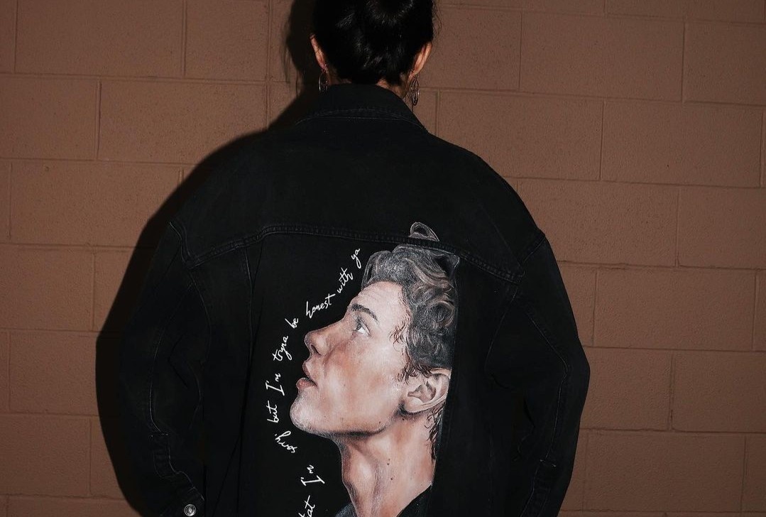 Co gai noi tieng nho ve chan dung nghe si sau ao khoac hinh anh