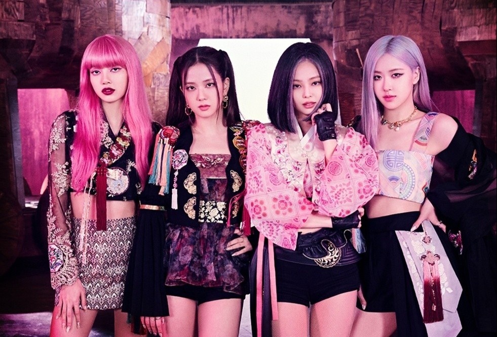 Nu sinh di khap noi kiem vai may hanbok giong BlackPink hinh anh