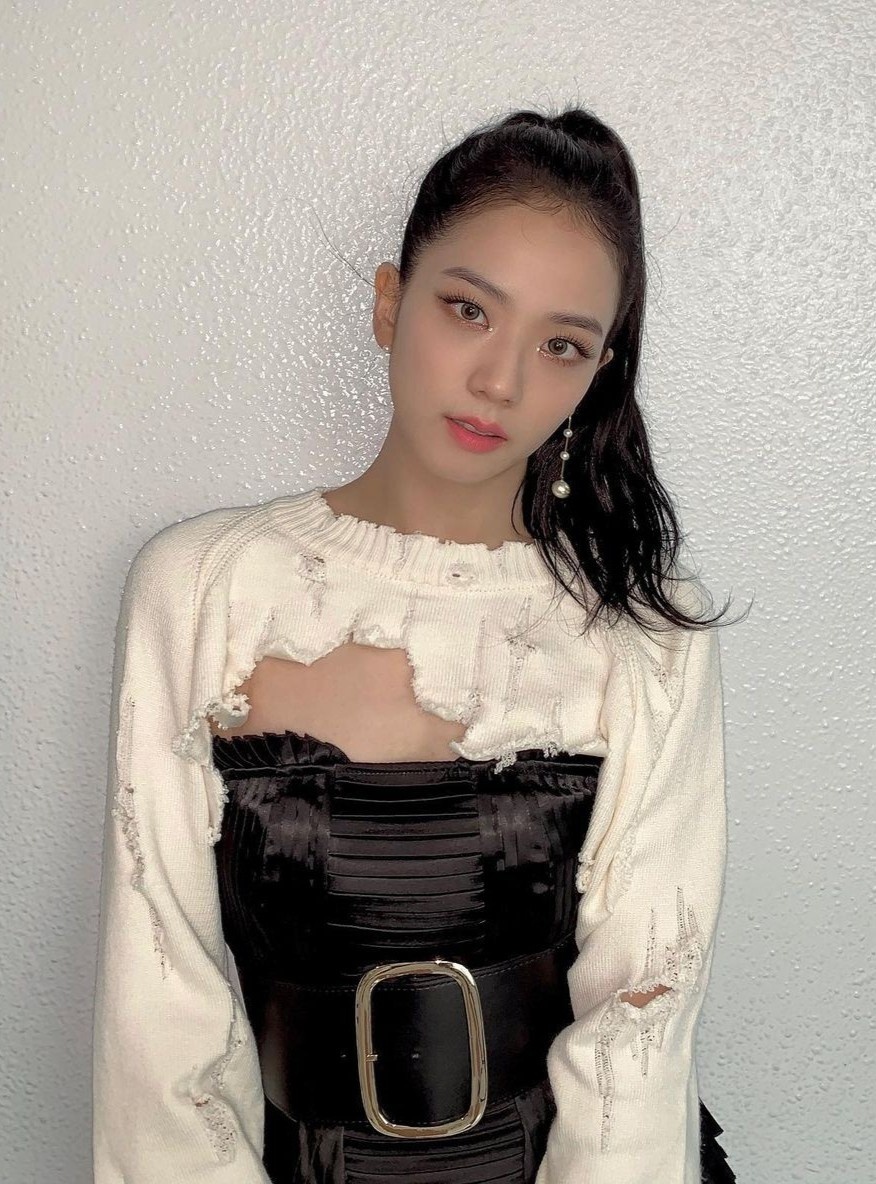 jennie lăng xê áo khoét cổ ảnh 5 jennie lang xe ao khoet co anh 5