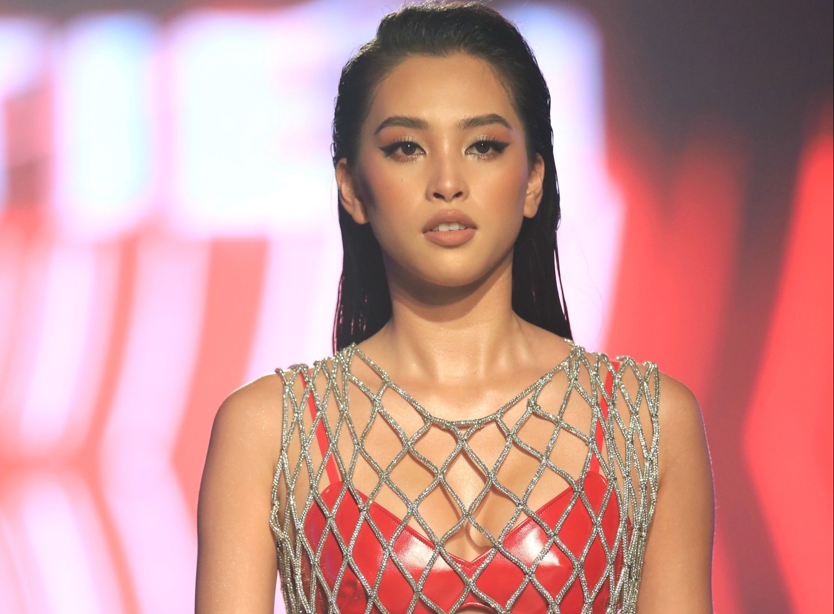 Hoa hau Tieu Vy mac ao luoi goi cam trong show thoi trang hinh anh