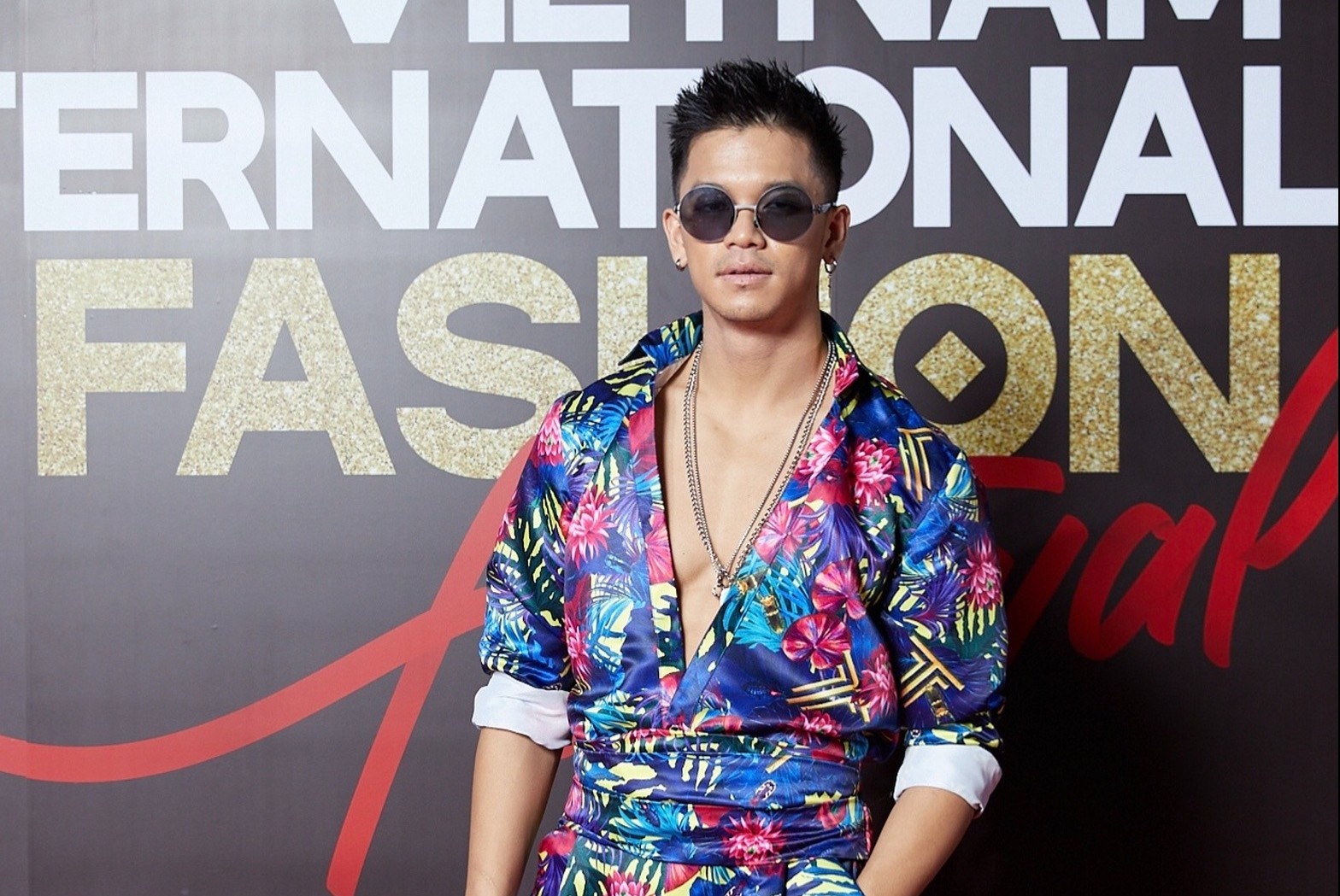 Trong Hieu dien quan ao hoa tai tham do thoi trang hinh anh