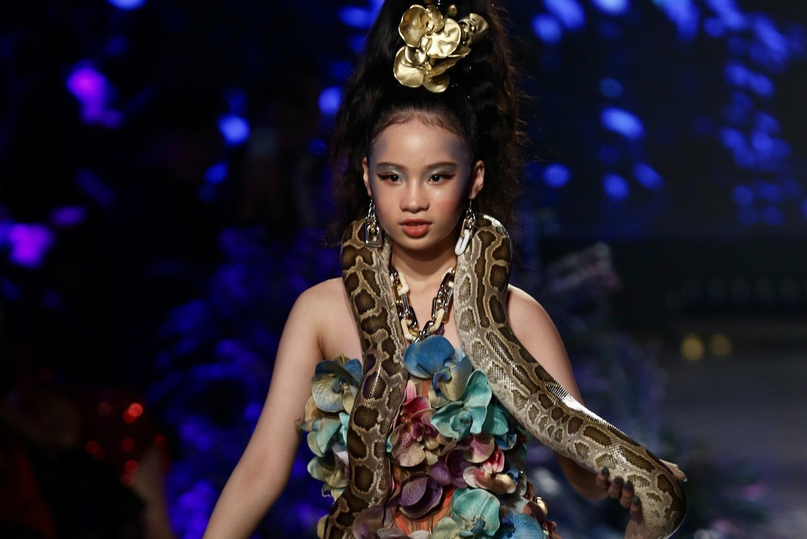Mau nhi quan tran len co tren san catwalk hinh anh