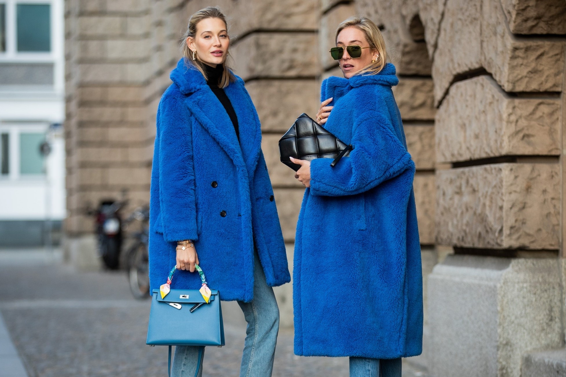 Cach phoi do sanh dieu voi ao khoac teddy hinh anh