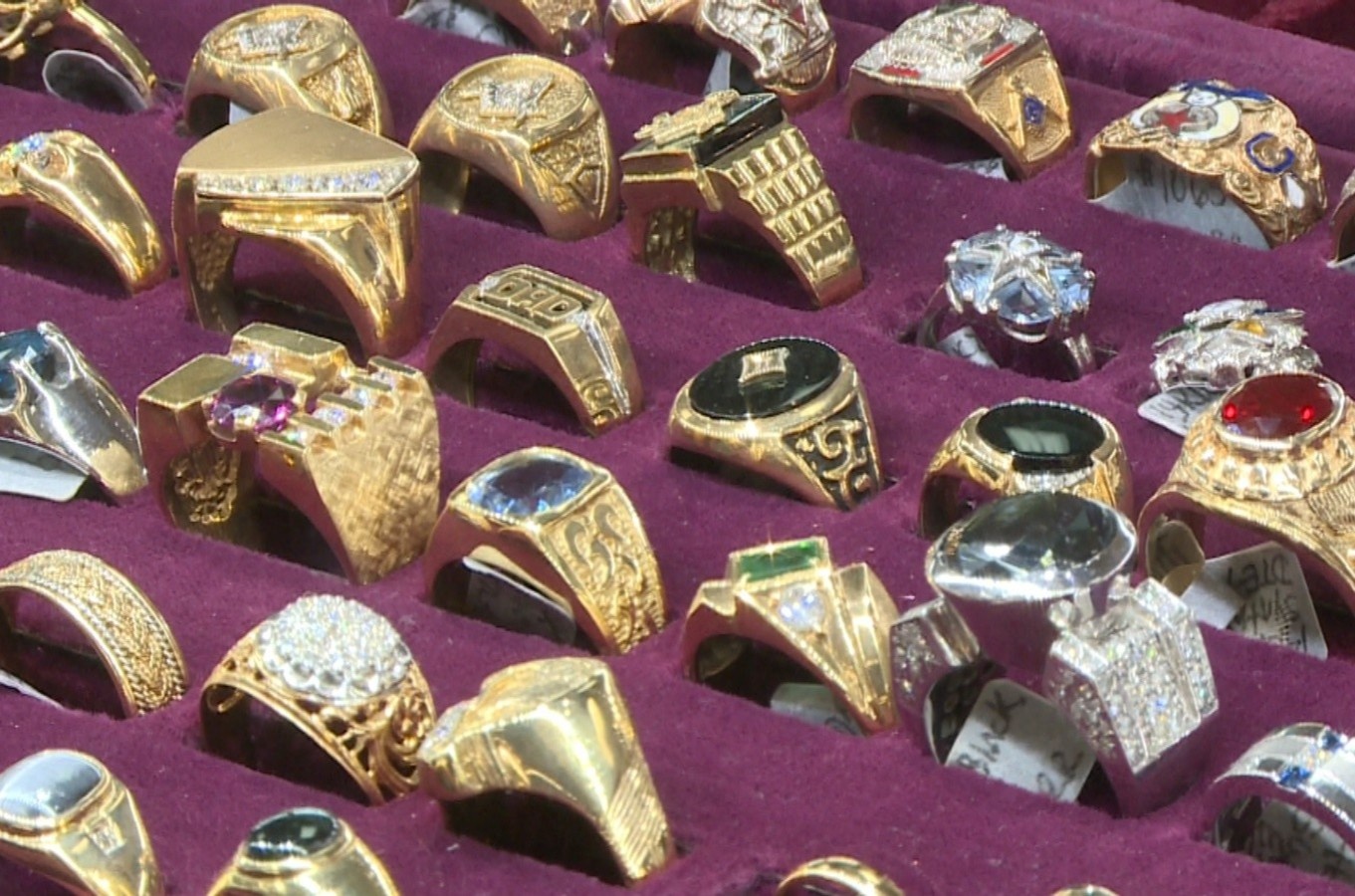 Nhung loi trang phuc khien ban trong kem tinh te hinh anh