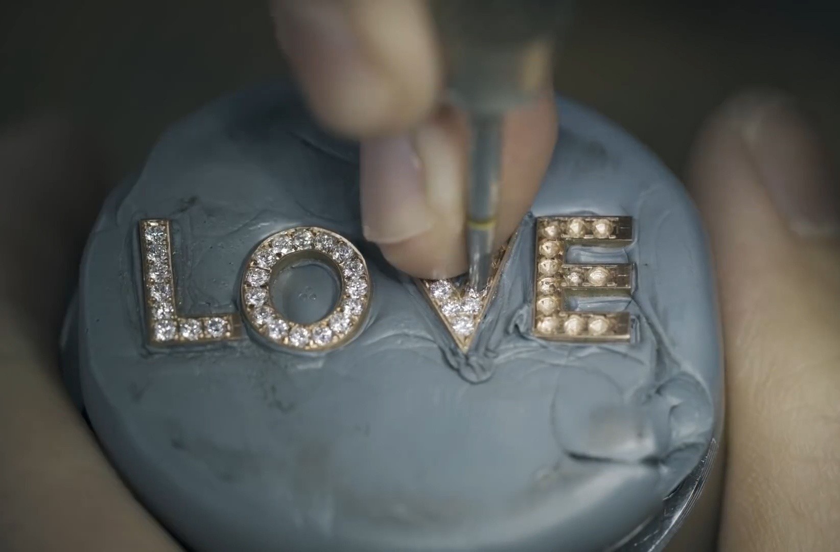 Lam the nao de co dinh kim cuong tren trang suc? hinh anh